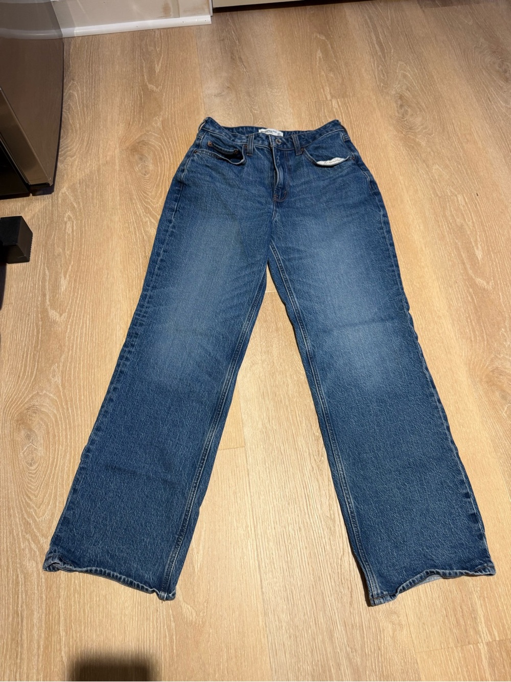 Abercrombie & Fitch 90’ Relaxed Curve Love in Medium Dark Wash
